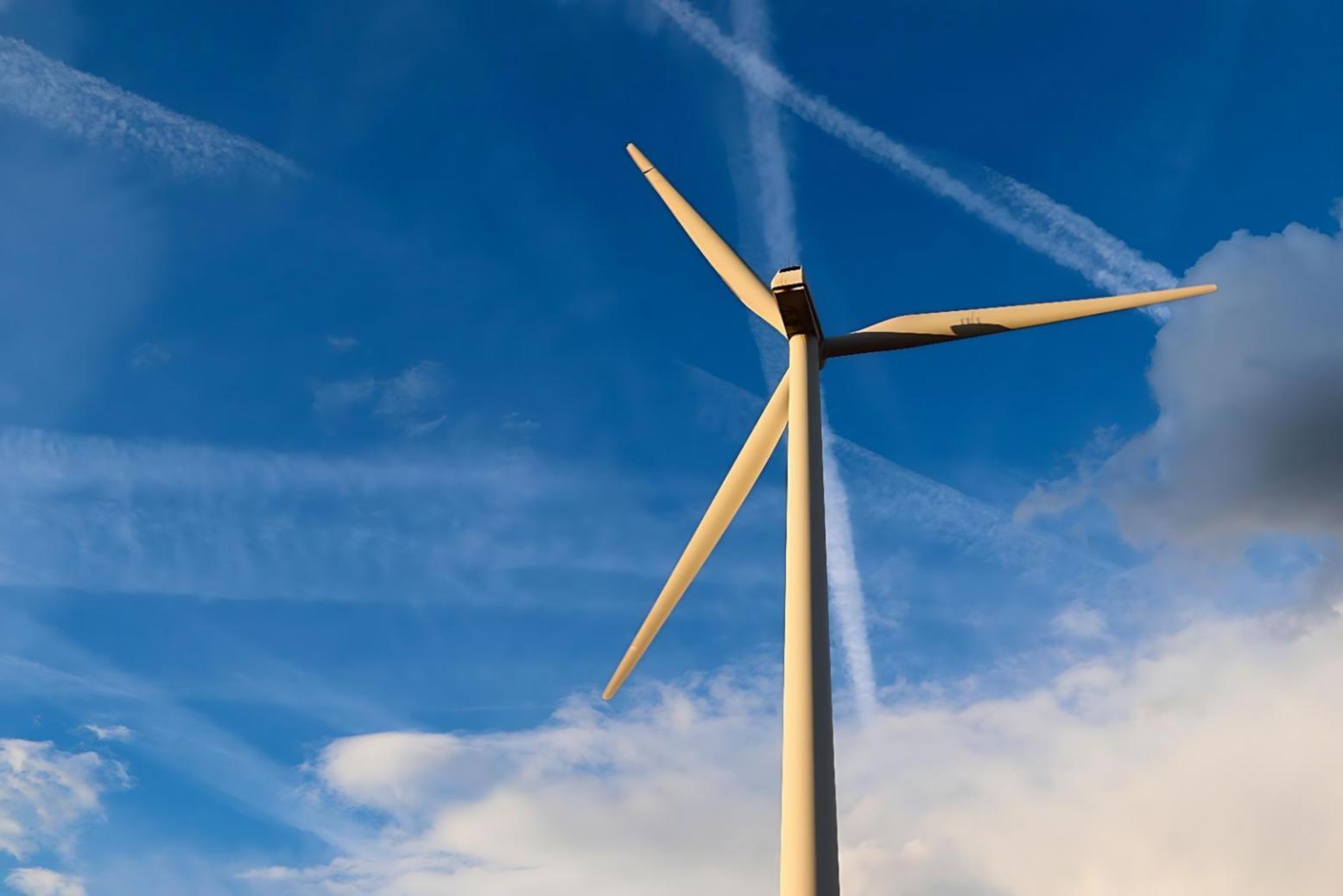 Profesional trabajando en proyecto de sistemas energéticos con datos técnicos