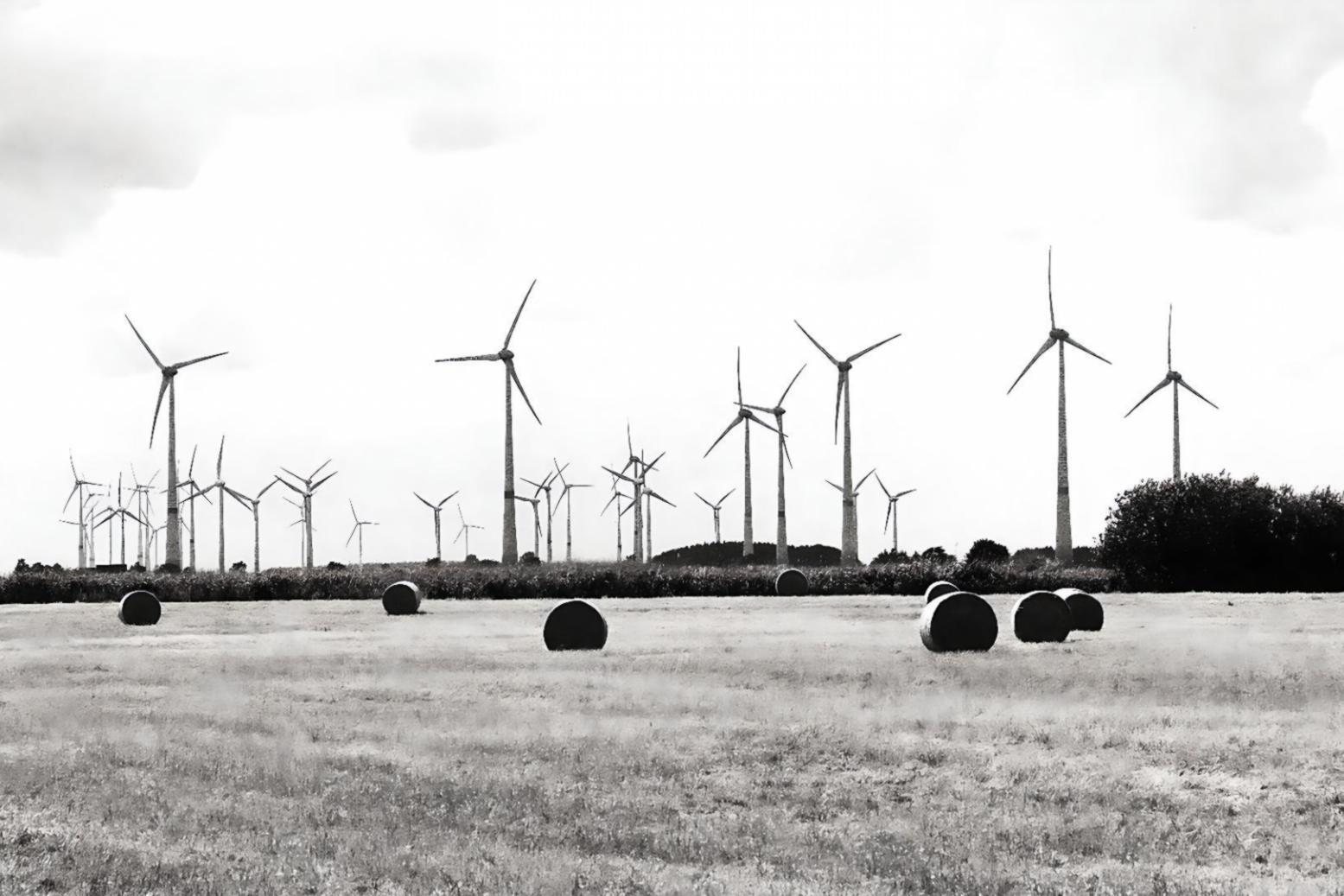Estudiantes trabajando con equipos de laboratorio de baterías