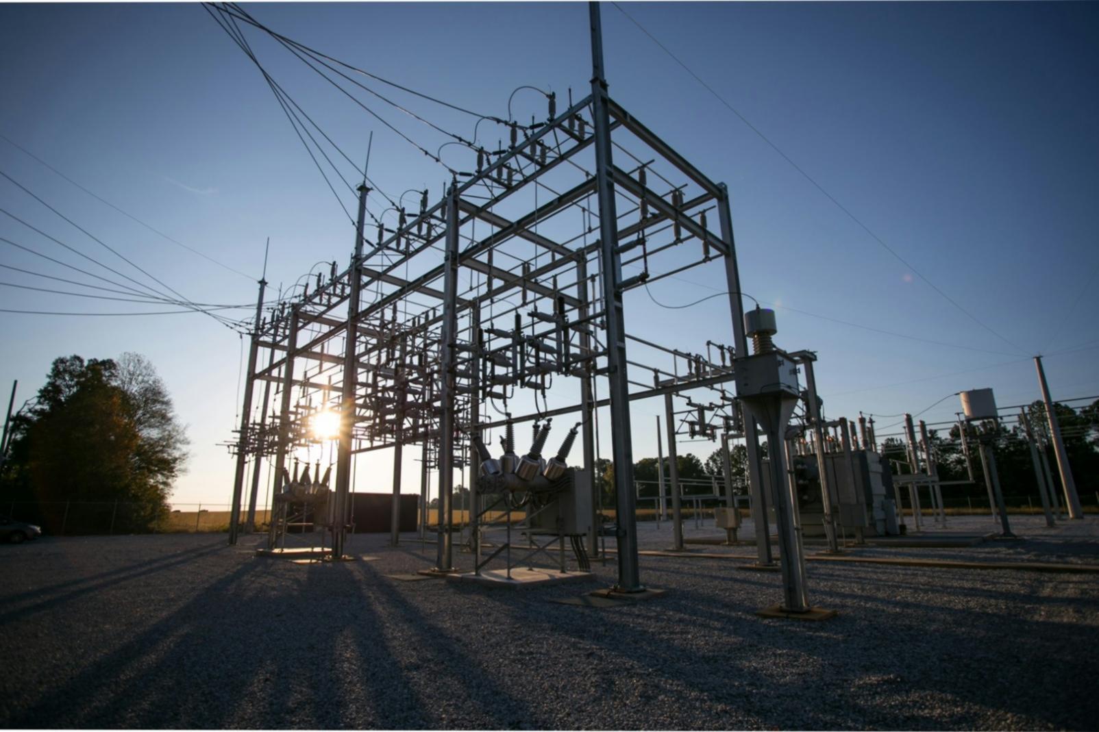 Equipo de profesionales colaborando en proyecto de soluciones energéticas